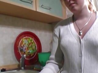 Une nana allemande sauvage se fait recouvrir ses petits seins de sperme dans la cuisine