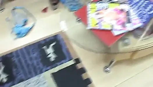 Schwarzer molliger schwanz lutscht zu dritt ... in den mund kommen