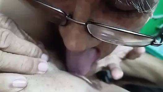Güzel amcığını yalıyor