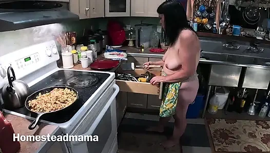 In der Küche kochen für sie - Frühstück burritos