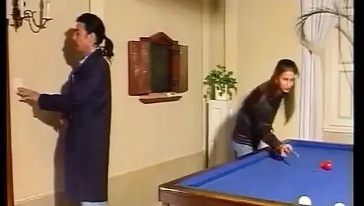 Сногсшибательную крошку из Германии трахнули на бильярдном столе