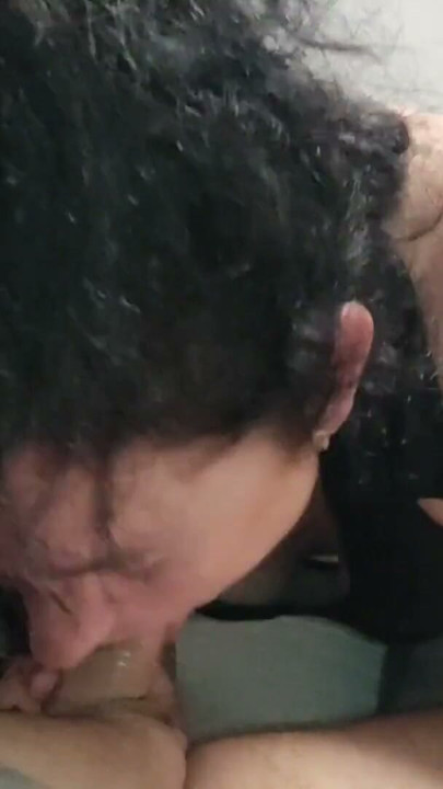 Olgun orta yaşlı seksi kadın üvey oğluna sakso çekmesinde yardım ettikten sonra ağzına boşaltıyor | Klip 1