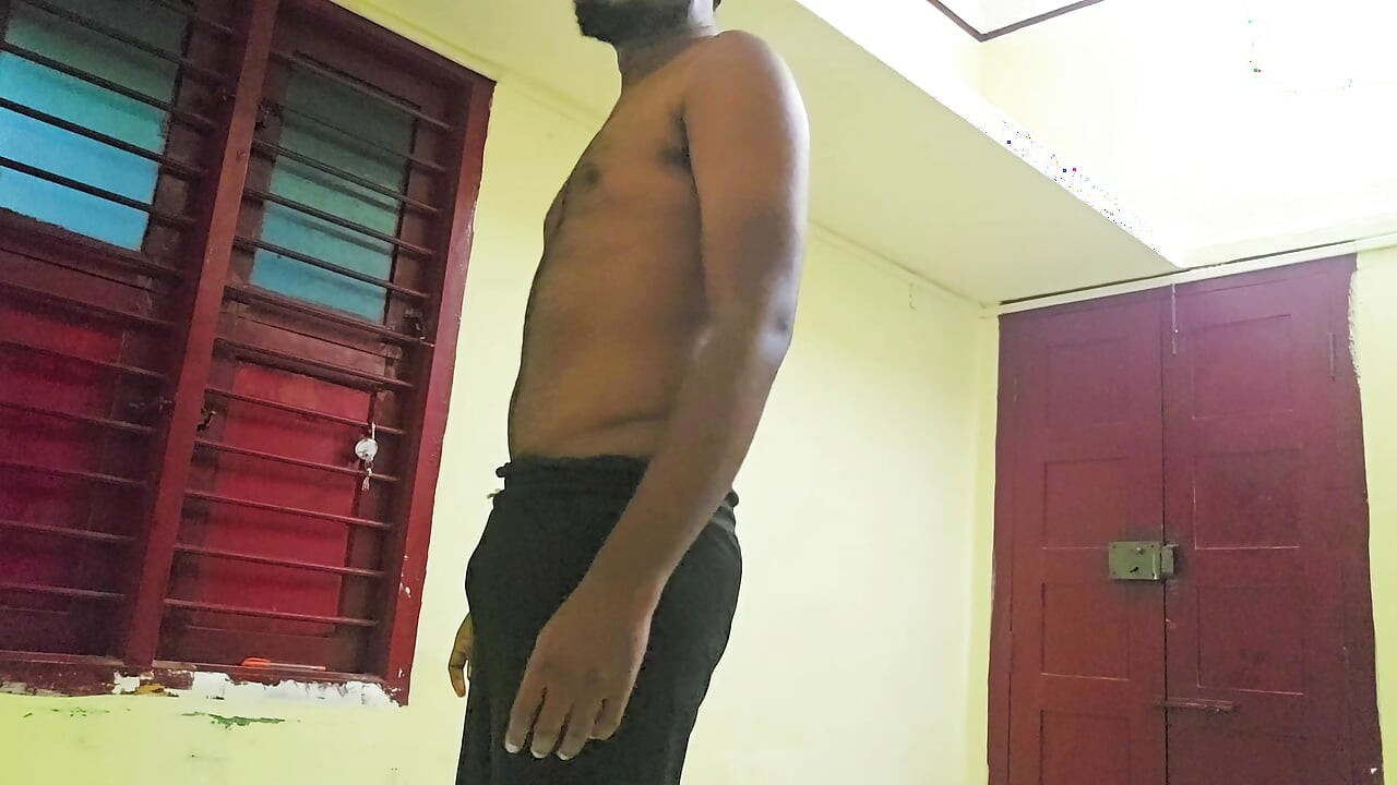 Az indiai tinifiú teljesen meztelenül veszi le a ruháját