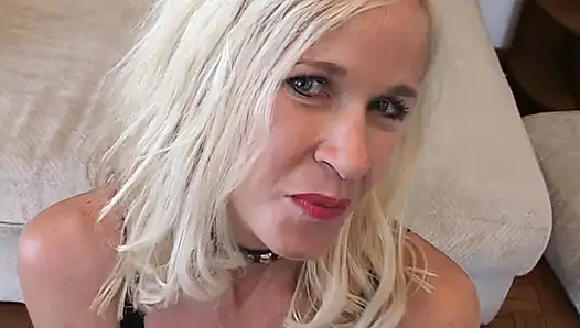 Blonde MILF will schwanz lutschen und hart gefickt werden