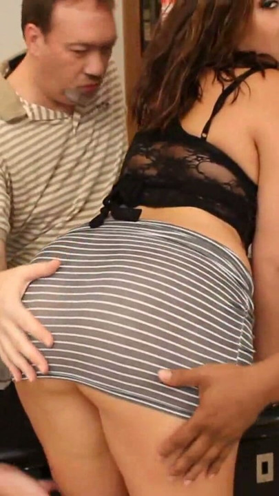 18歳のずんぐりした十代の輪姦ぶっかけ黒ちんぽも可愛い十代の顔にSPERM! | クリップ 1