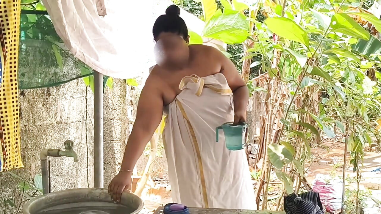 上品なインド人バービーが屋外で全裸で入浴し、彼女の魅力を見せる