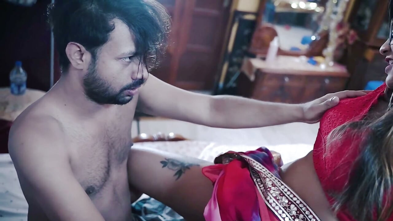 Sudipa malkin ne apne husband ko chor ke ghar ke naukar ke sath gaad marwayi hot chudai with sudipa