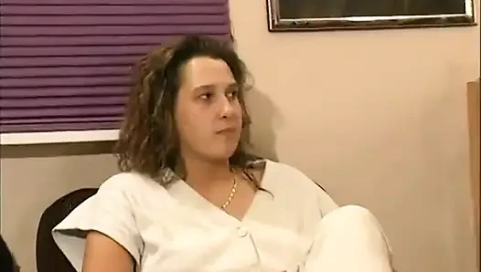 Normal havalı esmer yan oda ve güzel göğüsleri