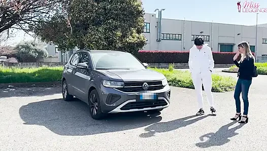 Stiefmutter bietet dem besten freund des stiefsohns an, sein gebrauchtes auto zu kaufen