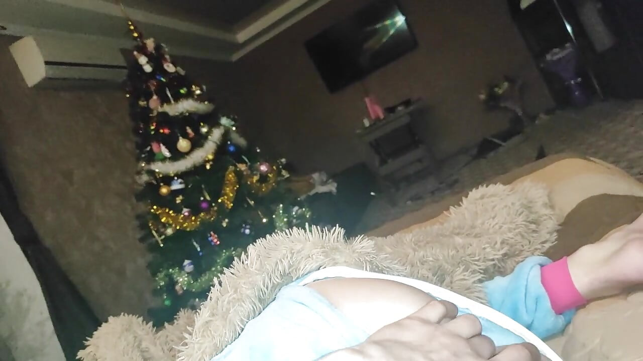 Mała księżniczka w piżamie jednorożca ssie kutasa!