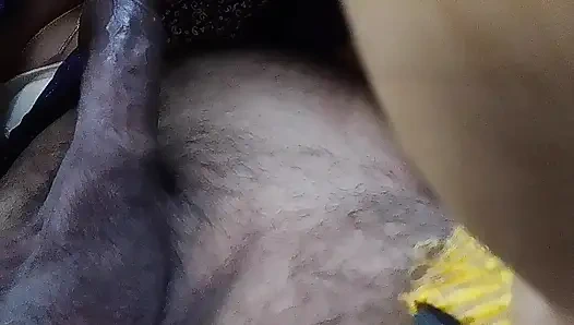 Gadis desa Tamil memijat penis suaminya di mulutnya