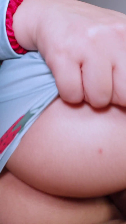 내 가장 섹시한 친구가 방문하고 그녀의 짧은 잠옷은 내가 밤새 깨어 있어 만든 | 클립 1