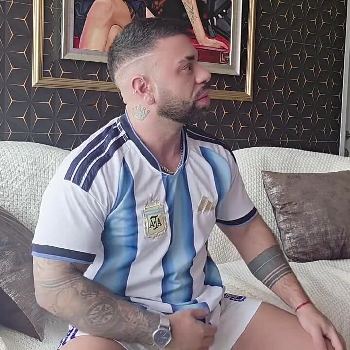 Giant Brunette with 25cm Breaks My Ass and Full of Milk
