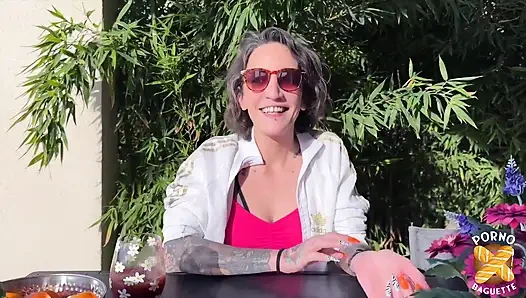 Lena, hübsche brünette, wird von zwei schwänze gefickt