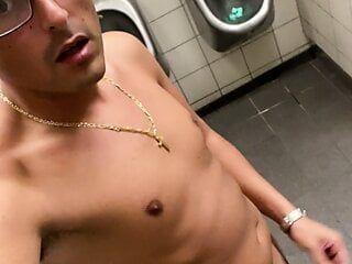 Un minet allemand se masturbe nu sur les toilettes à l'aire de repos de l'autoroute