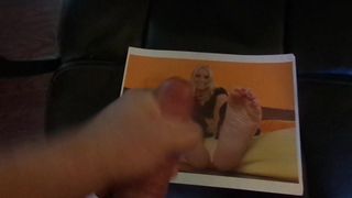 Sperma eerbetoon aan sexy blondine voeten 102719