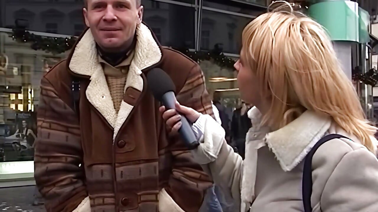 Rhea má divoký pár sezení v kuchyni u bazénu