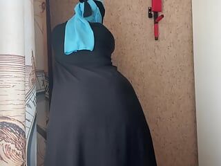 Egipska żona w czarnych mokrych majtkach robi się napalona podczas rozciągania