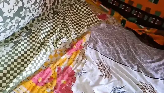 Bibi, beralasan dengan saree merah, mendekati menciptakan momen yang indah dan romantis penuh dengan seks anal cinta