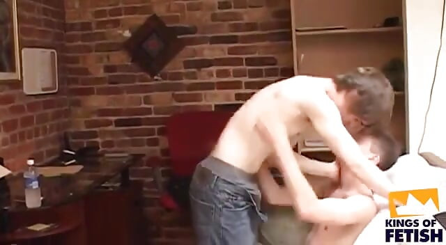 Twink в окулярах отримує трах в тугу дупу від його найкращого друга без презерватива