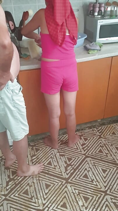 나는 부엌에서 나에게 펠라 섹스를 수행 머리 스카프를 착용 내 하녀를했다.