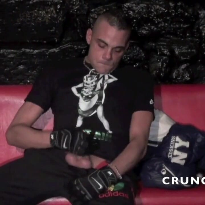 Відтрахана в jockstrap у задній кімнаті гетеросексуальним хлопцем