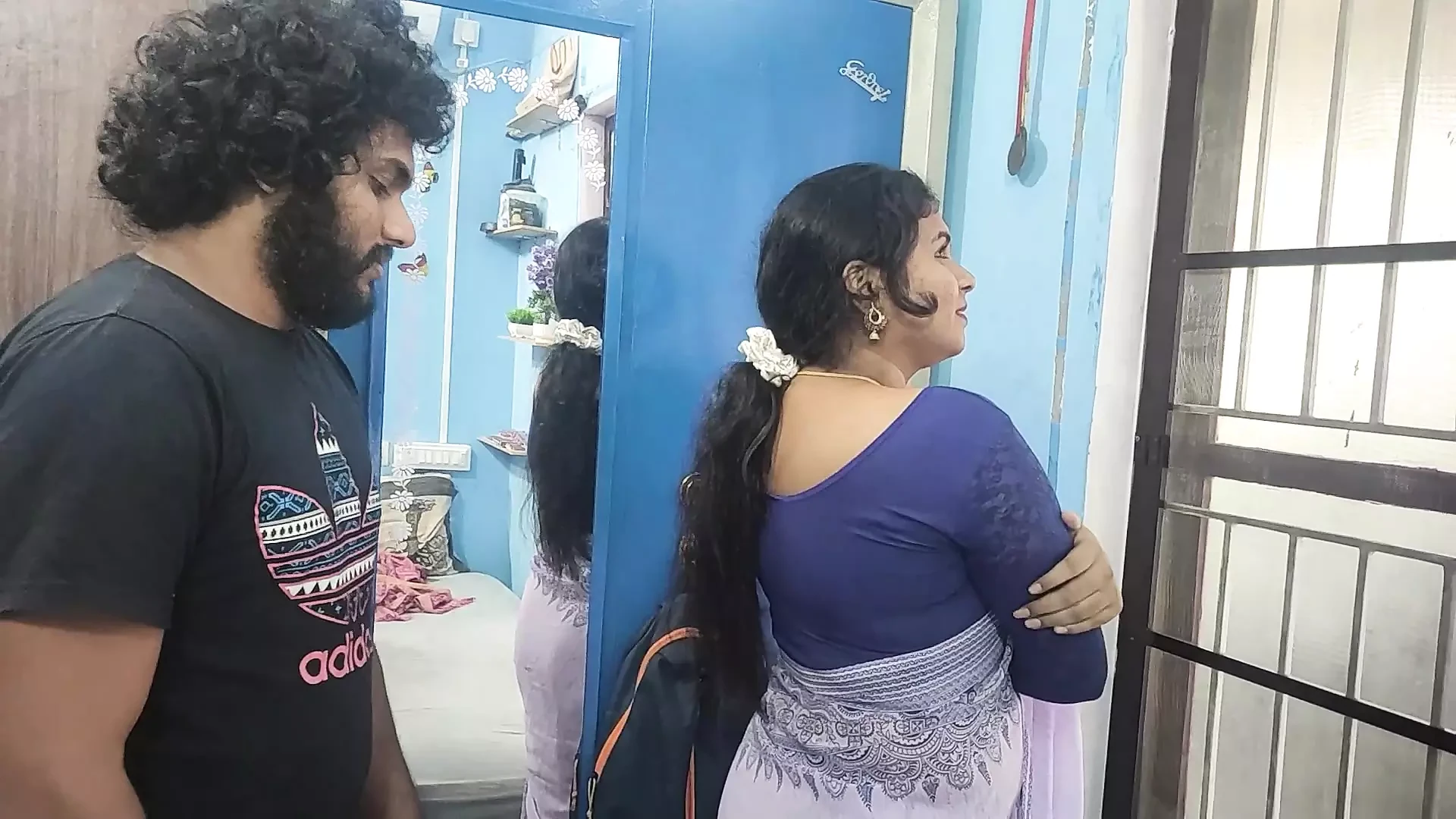 Lip lock panjang dengan romansa ciuman pantat dan persetubuh keras dalam saree