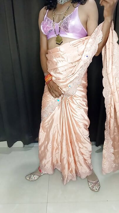 Stuning housewife sexy saree and tit bra panty