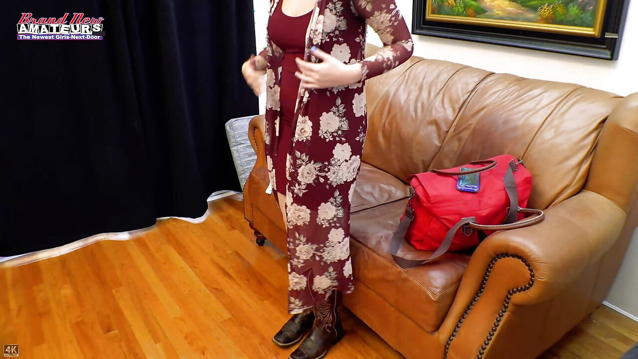 Astrid Büyük Memeli Sarışın Öğrenci Ağzını Sabit Ritimle Daha İleriye Taşıyor!