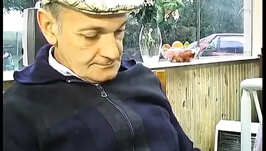 Дедушка трахает молодую сучку в обмен на новую машину