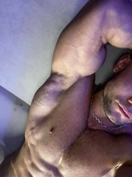 Soy hasanmuscle, un chico caliente que siempre está listo para muchas cosas y cualquier fantasía