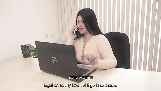 İri göğüslü esmer yönetici büyük bir yarakla işi bitiriyor
