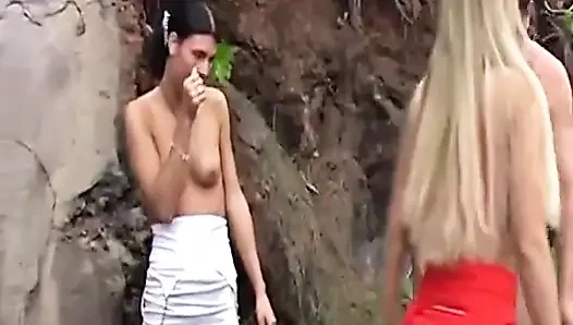 Zwei freche deutsche mädchen lieben es, eine große ladung sperma im wald zu teilen