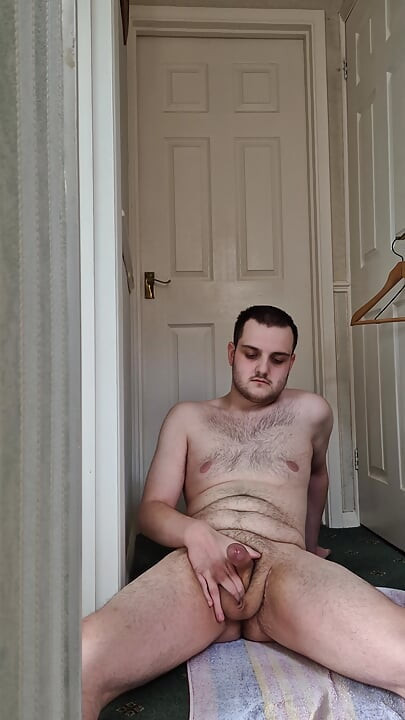 Josh trekt zich af en speelt met zijn stijve