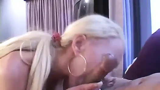 Cowok pejantan ngentot dan crot di dalam memek tante seksi rambut pirang setelah nyepong kontol cowok ini