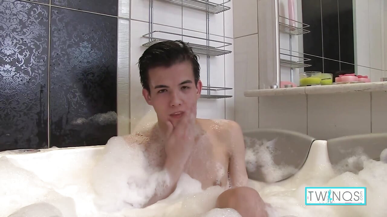 Mršava ljupka Twink Xander H masturbira dok se kupa u toploj pjenušavoj kupki!