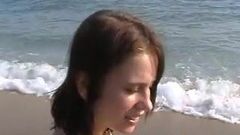 Seks amatir bebas dari pasangan cabul di bungalo pantai