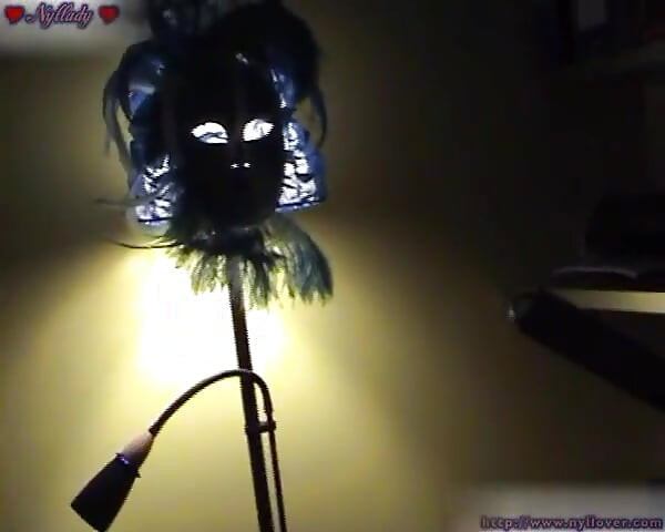 Voetenbeurt naar een lamp