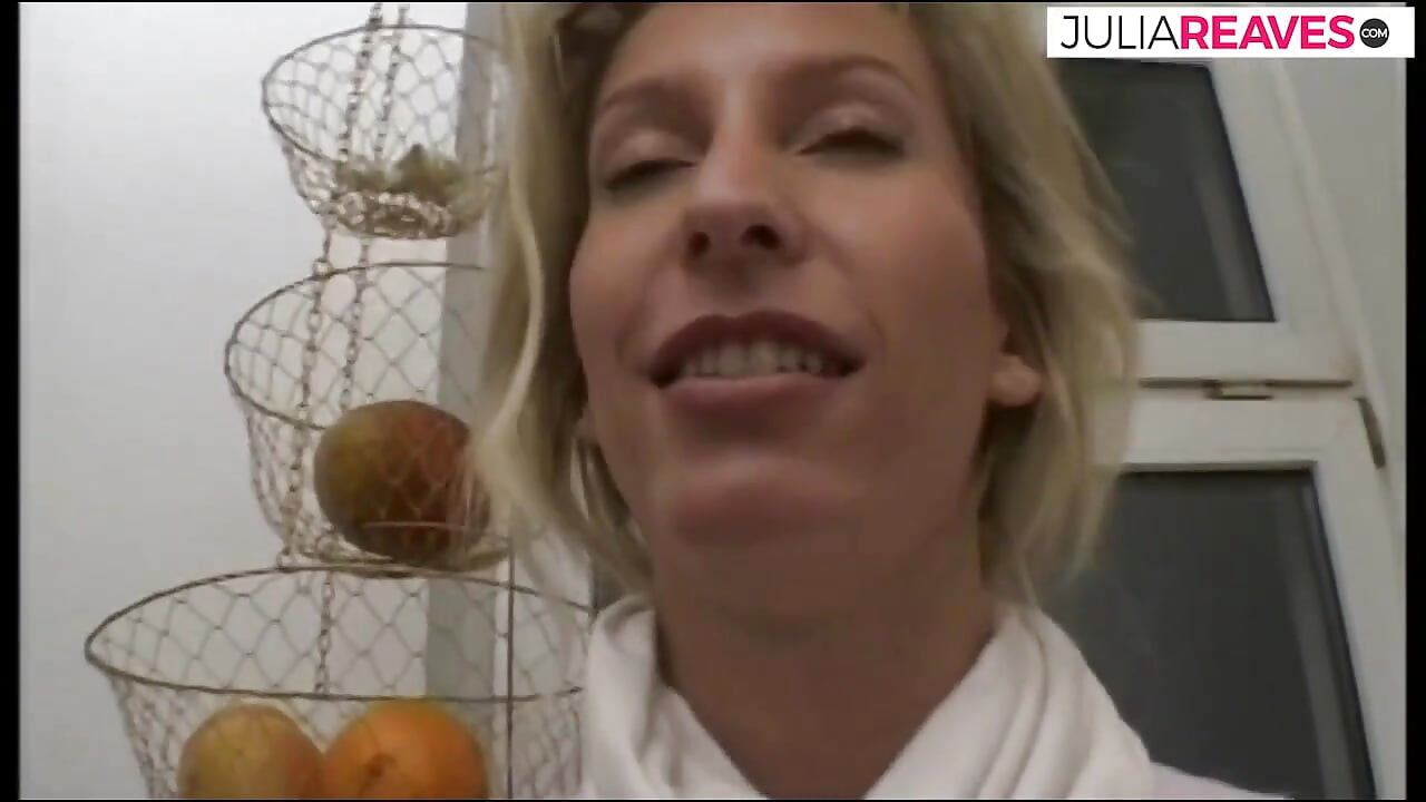 लंच ब्रेक के दौरान डिल्डो के साथ पकड़ी गई सुनहरे बालों वाली कुतिया