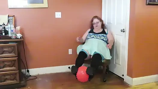 Hemşire Vicki mini etekli lastik bir topla, seksi çoraplarla ve yüksek topuklu mini çizmelerle oynuyor