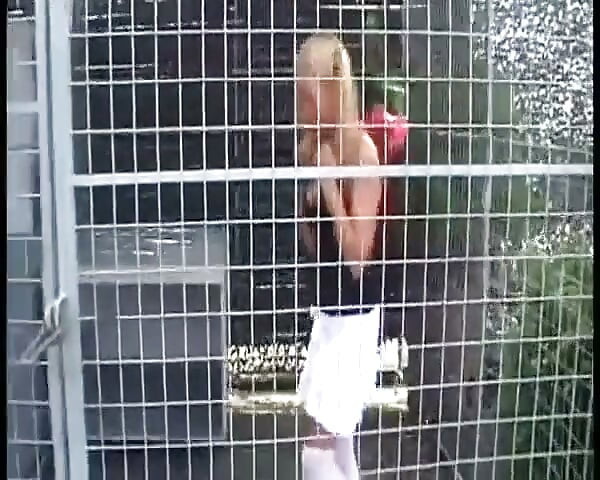 Vnadná německá holka jezdí na dlouhém a tvrdém čůrákovi s jejím zadkem