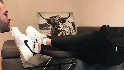 Pemujaan sneaker putih kotor - valeria night (pemandangan samping)