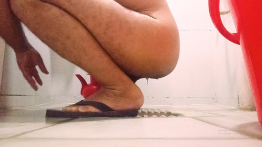 Bărbatul desi simte sexul după toaletă în baie