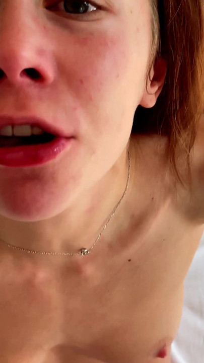 Spermaspiel - selbstgedrehter halsfick mit sperma im mund und sperma spielen - Mia Bandini | Clip 1