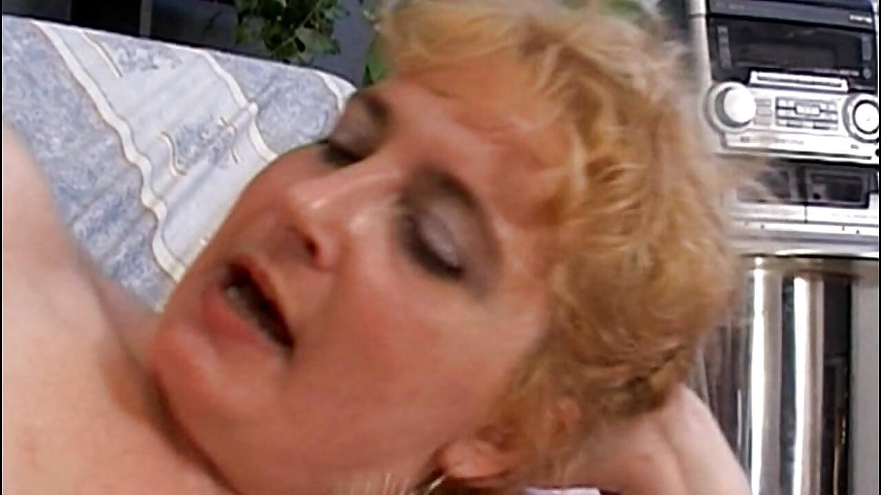 Sexy oma in schwarzen strümpfen wird von jüngeren mann in ihre haarige muschi gefickt