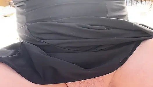 Кроссдрессер писает в снегу