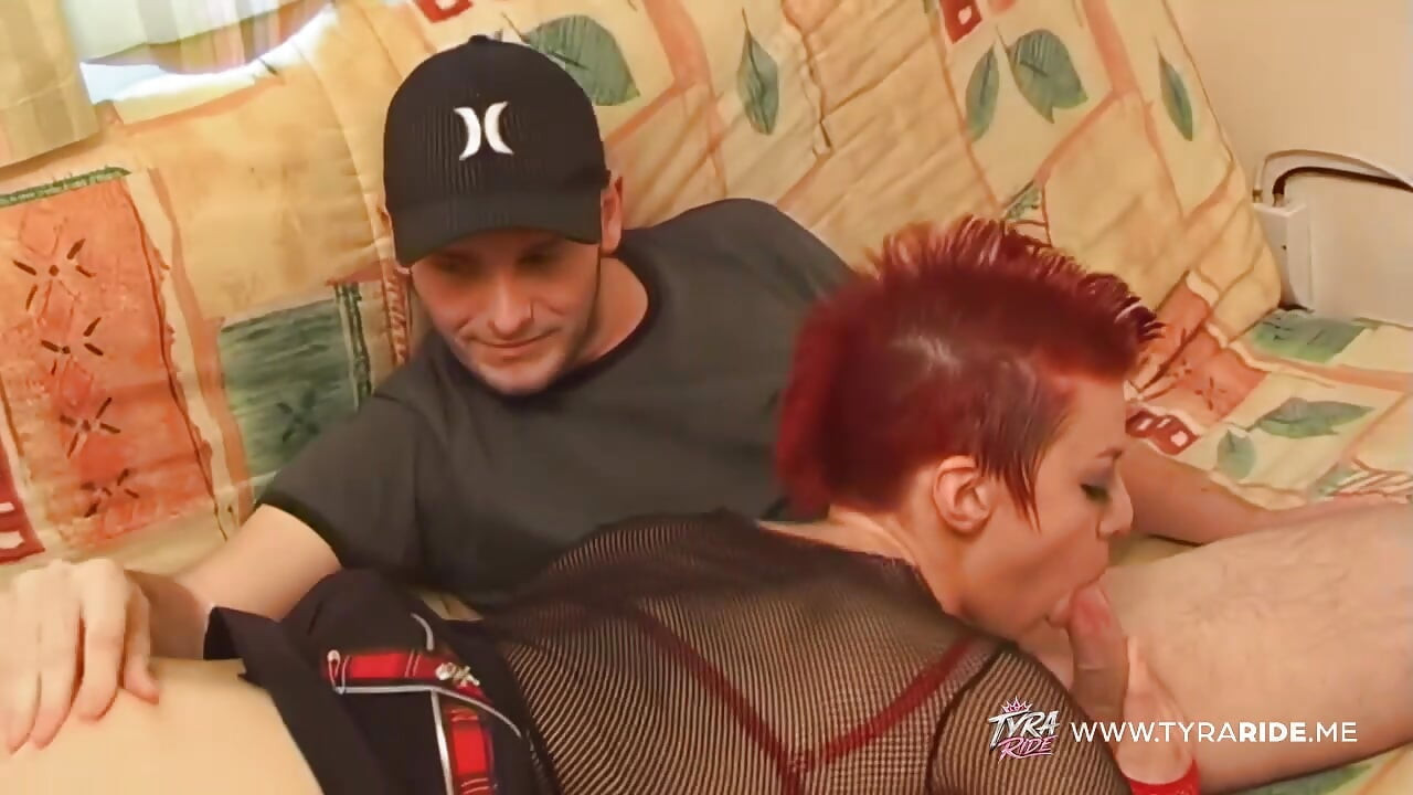 Parejas amateur en escenas de sexo apasionadas con medias