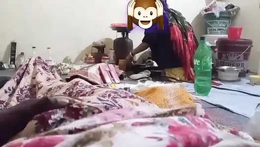 Я готовила, и мужик мастурбировал за моей спиной. Индийский паренек дези и мумия