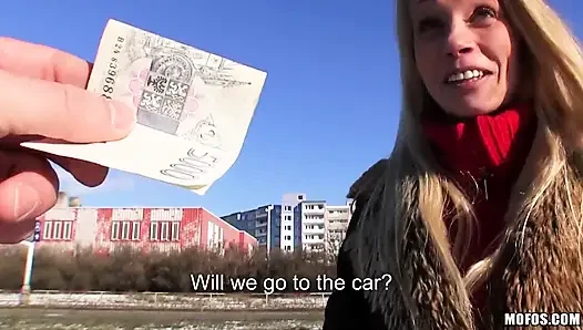 Публичные пикапы - блондинка с большими сиськами Lucie делает минет в машине в видео от первого лица