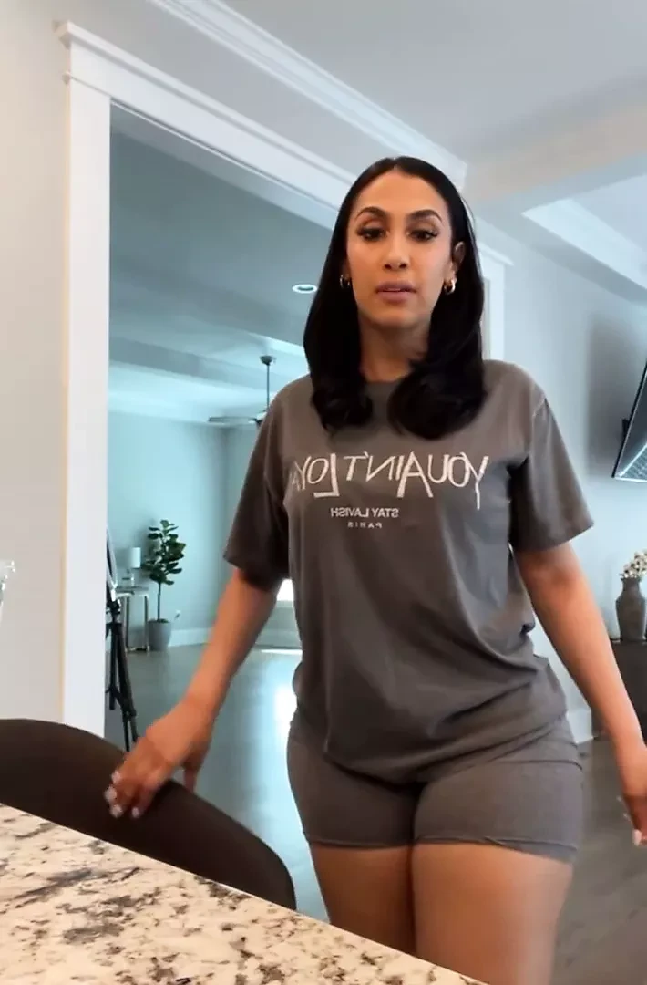 Queen Naija Exposes Camel Toe